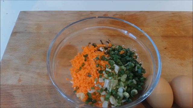 Китайская кухня. Яичные блинчики на завтрак по-китайски. 鸡蛋饼 mp4 смотреть онлайн