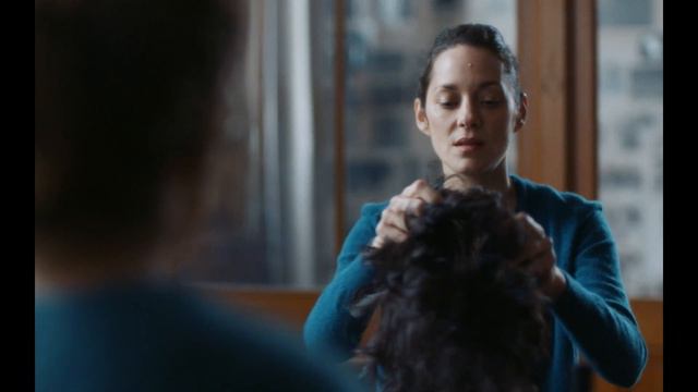 Маленькая девочка в голубом - Русский трейлер (2024) смотреть онлайн