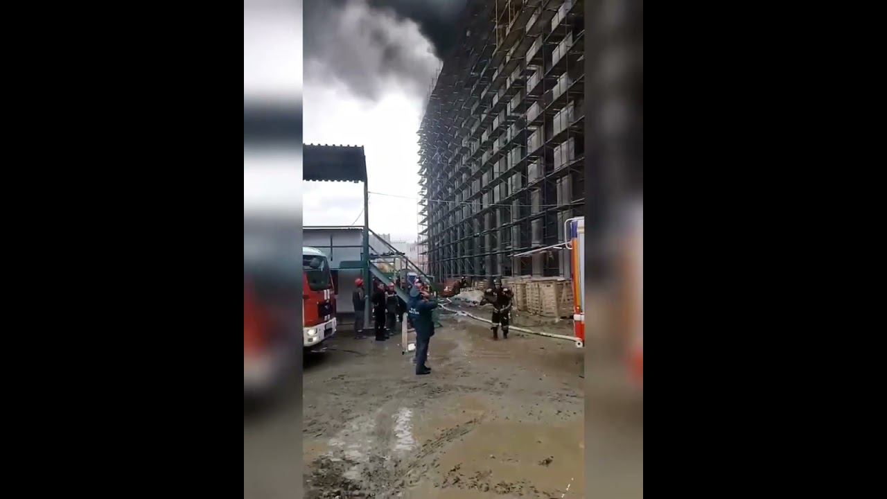 В Сириусе напротив стадиона «Фишт» горит элитнейший комплекс «Mantera» #shorts #чпсочи #сириус #сочи смотреть онлайн