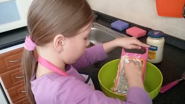 Детская кухня.???Салат 《Белочка》. Вкусненько! Вероничка готовит салатик《Белочка》. Люблю готовить. смотреть онлайн
