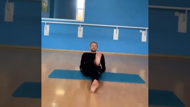 УПРАЖНЕНИЕ НА РАСКРЫТИЕ БЁДЕР САДИМСЯ НА ШПАГАТ смотреть онлайн