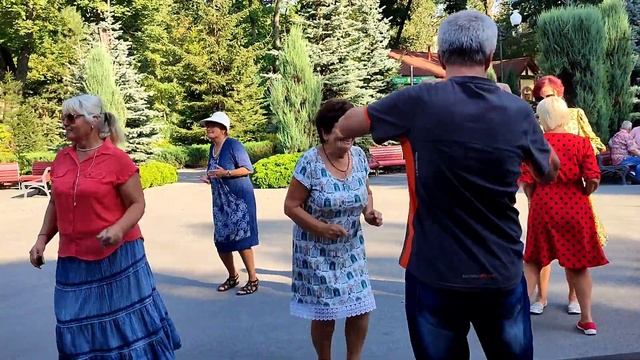 Я НА НЕЇ ЗАДИВИВСЯ! ТАНЦЫ ХАРЬКОВ УКРАИНА АВГУСТ 2023 смотреть онлайн