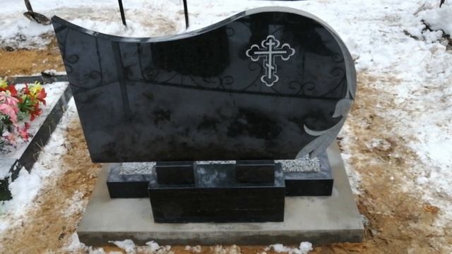 Тюльпаны в круге. Памятник в посёлке Нетенка. Брянская область. смотреть онлайн