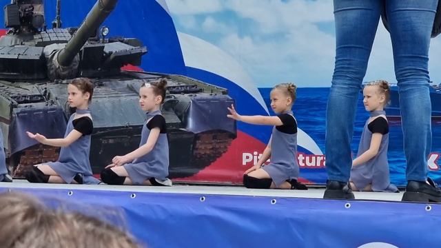 Мы маленькие дети, нам хочется гулять! смотреть онлайн