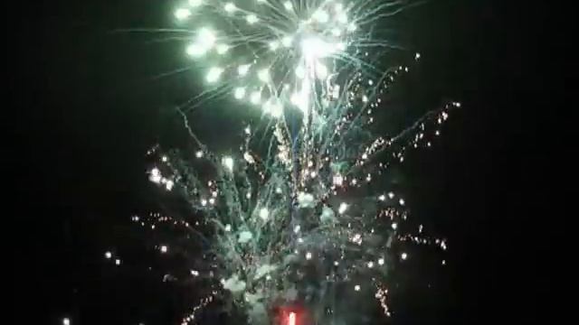 Новогодний фейерверк в Чернушке 2013.avi смотреть онлайн