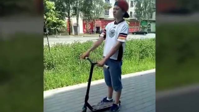 Обучение менулу на трюковом самокате смотреть онлайн