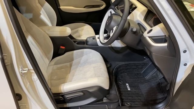 ホンダ 新型フィット HOME e:HEV 実車見てきたよ☆マイナーチェンジで装備充実！勇気のいるオプション内装付けるとアレが付く！HONDA NEW FIT HOME inside&outside смотреть онлайн
