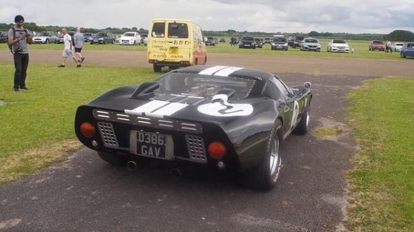 Ford GT40 Mk3 recreation startup - BRUTAL V8 sounds