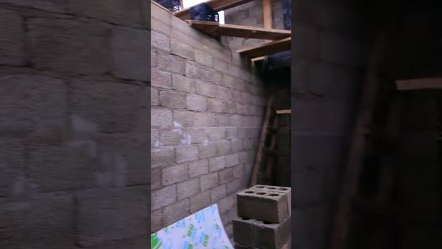 Кладка фронтона на ящиках из под тюльпанов