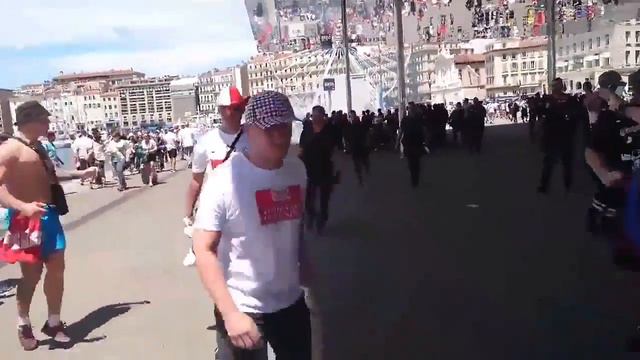Полиция отгоняет от украинцев польских фанатов. Марсель 21 июня,2016 смотреть онлайн