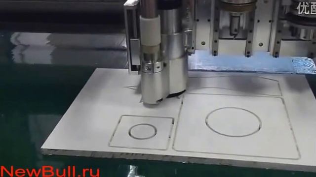 Планшетный режущий плоттер DCZ, в процессе резки ПВХ материала 12 мм, режущий плоттер и раскройщик смотреть онлайн