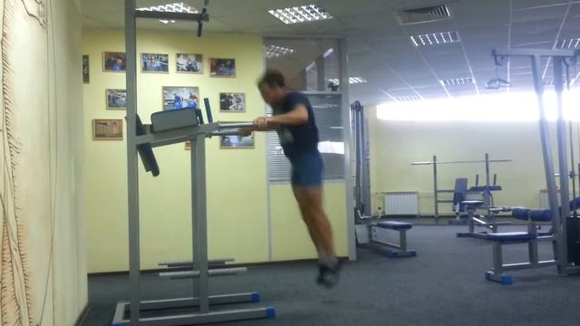 Выпрыгивания на брусьях с подъёмом ног | Sliderlife.ru - Спортивная Социальная сеть смотреть онлайн