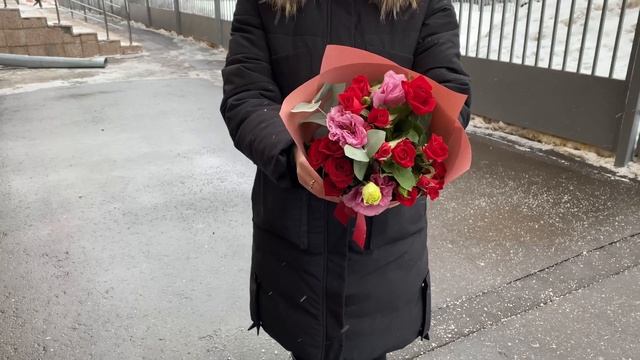 Красно-розовый микс кустовой розы и эустомы смотреть онлайн