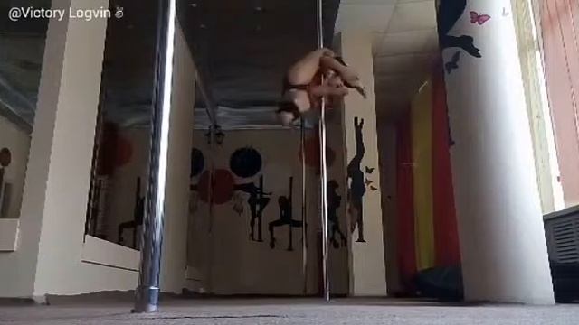 Pole Dance l Шпагат динамика на двух руках, интересный хват смотреть онлайн