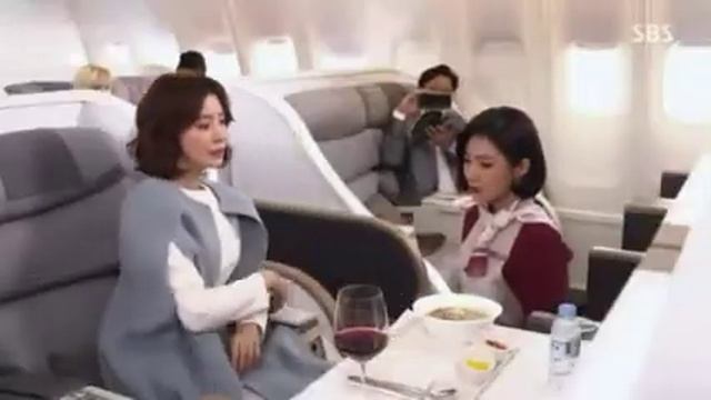 Богатая стерва вылила горячий суп на стюардессу  ??