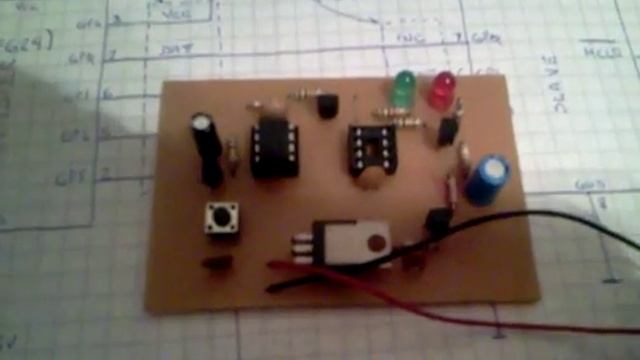 PIC12F6XX - OSCCAL - Circuito recalibración/recuperación смотреть онлайн