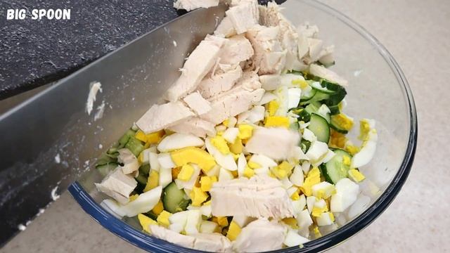 Салат из молодой капусты с кукурузой, огурцом и курицей смотреть онлайн