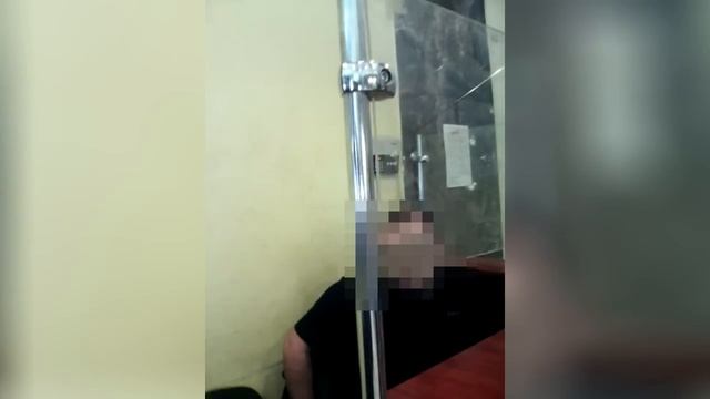 Охранник не пускает в ЦУМ женщину с коляской смотреть онлайн