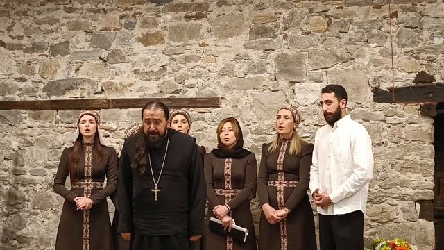 Отец Серафим, грузински монах от асирийски произход, изпълнява молитва на арамейски смотреть онлайн