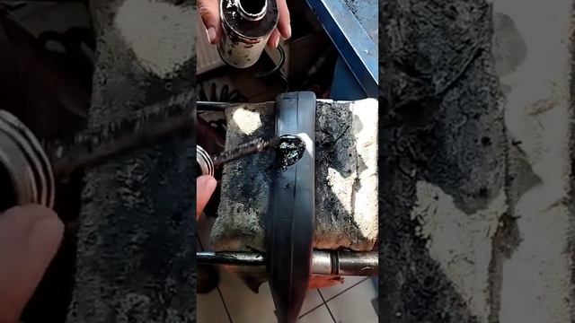 Как сделать ремонт камеры сырой резиной на велосипеде #1million #best #велосипед #шиномонтаж #колес смотреть онлайн