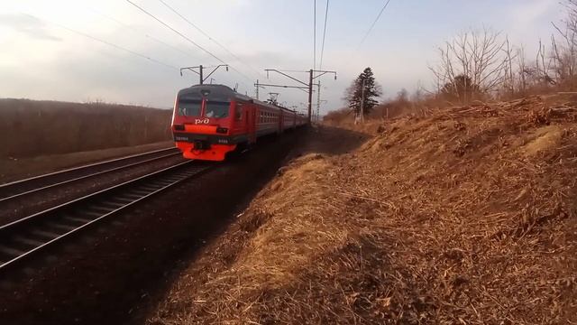 Электропоезд ЭД9МК-0100 "Ерофей Хабаров" сообщением Владивосток-Ружино вечером на Транссибе. смотреть онлайн