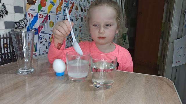 Опыты с Катей. Часть 4. Плотность воды. Почему яйцо не тонет? смотреть онлайн