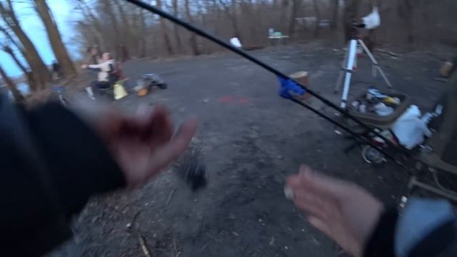 Щедрая Десна весной дарит нам поклёвки и плотву! Рыбалка с ночёвкой и костёрчик для души... смотреть онлайн