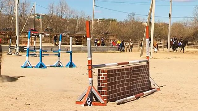 В конноспортивном клубе "Аллюр" сегодня прошло открытие скакового сезона смотреть онлайн