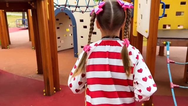 София Макс и папа устроили приключения на детской площадке смотреть онлайн