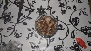 Свиные уши вареные с жидким дымом, теперь варю только так.