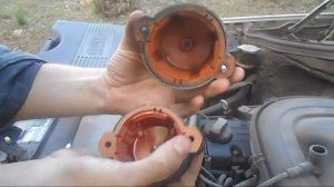 Меняем крышку трамблера и бегунок зажигания