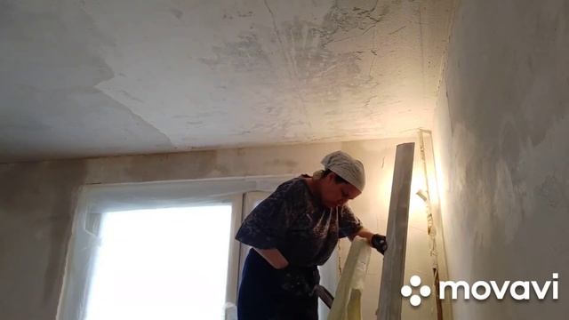 Выравнивание по контуру потолка гладилкой 27см и правилом