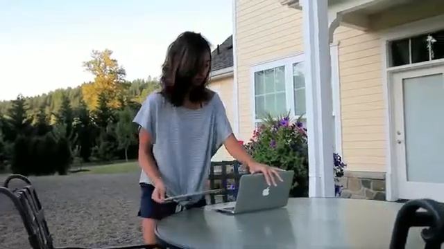 Flying Macbook Air 2011.mov смотреть онлайн