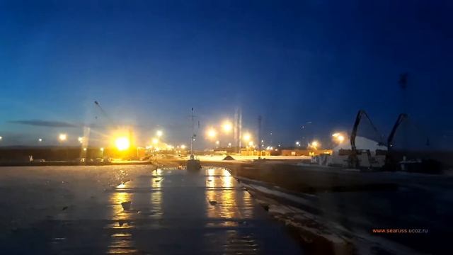 Заход во льдах в порт Хамина Финляндия, ночной выход из порта. Март. Port Hamina Finland смотреть онлайн