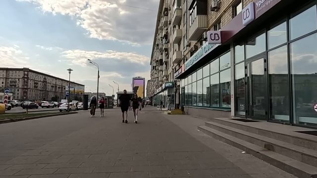 Заметив, что врач выбросил на свалку дорогое пальто, бродяга забрал его себе, а найдя в кармане ЭТО смотреть онлайн