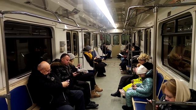 Сокольническая линия метро. 81-717 №2712. Дневной маршрут : Бульвар Рокоссовского - Коммунарка. смотреть онлайн