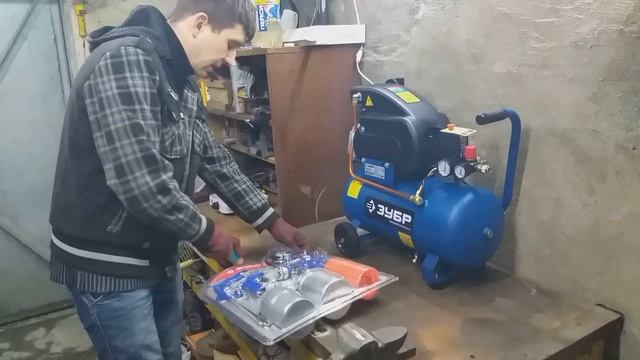 Распаковка компрессора Зубр ЗКПМ-240-24-1.5 смотреть онлайн