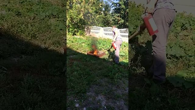 Тушение открытого огня огнетушителем смотреть онлайн