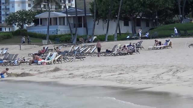 Блогер - наводчик на гавайском пляже. Наводим на лбъект камерой с 60-кратным приближением смотреть онлайн