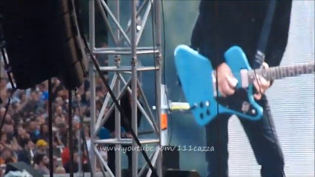 Foo Fighters - Dave vs Chris during Stacked Actors @ Milton Keynes Bowl 2 July '11 смотреть онлайн