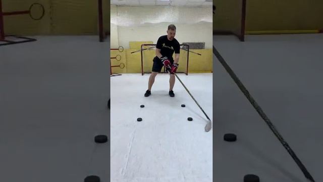 Дриблинг/упражнение квадрат/упражнения на дриблинг с мячей и шайбой/мягкие руки/хоккей смотреть онлайн