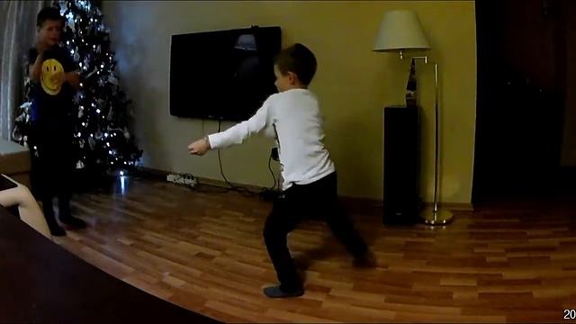 Кирилл 6 лет дает старшему брату уроки по брейк дансу смотреть онлайн