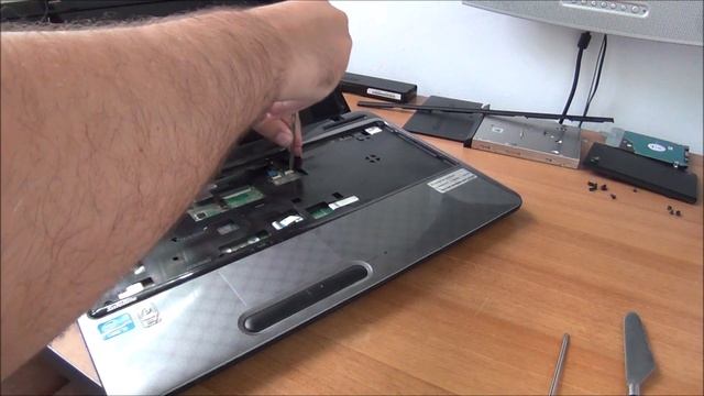 Fixing the loose hinges on a Toshiba laptop смотреть онлайн