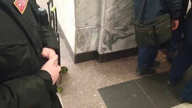 Контролер Мандаевич отказался выполнять законные требования пассажира и свалил смотреть онлайн