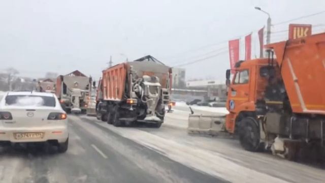 Снегоуборочная техника вышла на дороги Челябинска в час пик2 смотреть онлайн