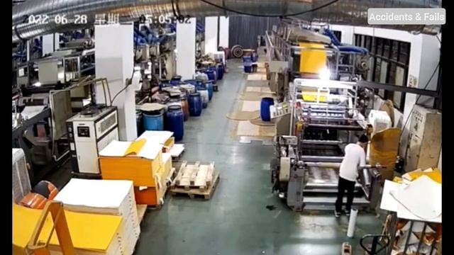 ? FATAL ACCIDENT WITH A ROTATING MACHINE | WORK ACCIDENT CAUGHT ON CAMERA смотреть онлайн