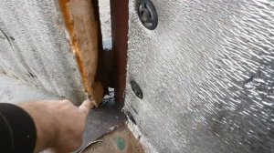 Как запенить щели на воротах в гараже.