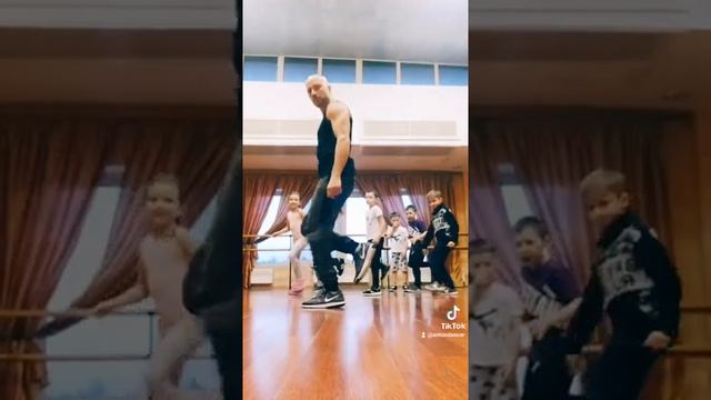 1 ДВИЖЕНИЕ И ТЫ СМОЖЕШЬ ТАНЦЕВАТЬ В КЛУБЕ / УРОКИ ТАНЦЕВ ШАФЛ ОНЛАЙН ИЗ ТИК ТОК ТАНЦЫ 2021 . смотреть онлайн