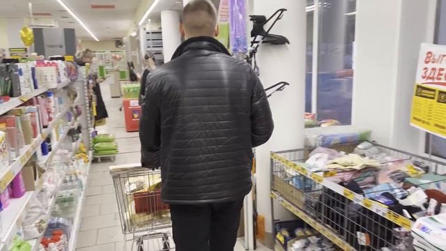 Проучили магазин за продажу просрочки. ВЫЗВАЛИ ОХРАНУ на блогеров. Защитники просрочки. смотреть онлайн