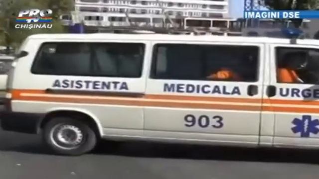 Un Fiat s a rasturnat dupa ce a fost lovit violent de un MERCEDES смотреть онлайн